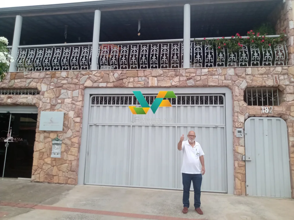 Casa com três quartos e vagas de garagem em Santa Luzia - MG