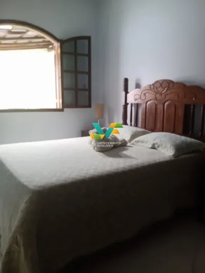 Casa com três quartos e vagas de garagem em Santa Luzia - MG