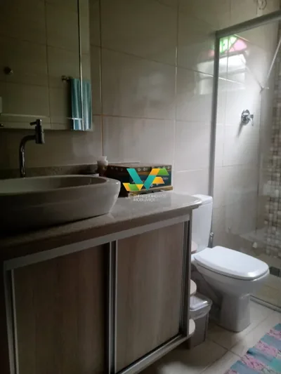 Casa com três quartos e vagas de garagem em Santa Luzia - MG