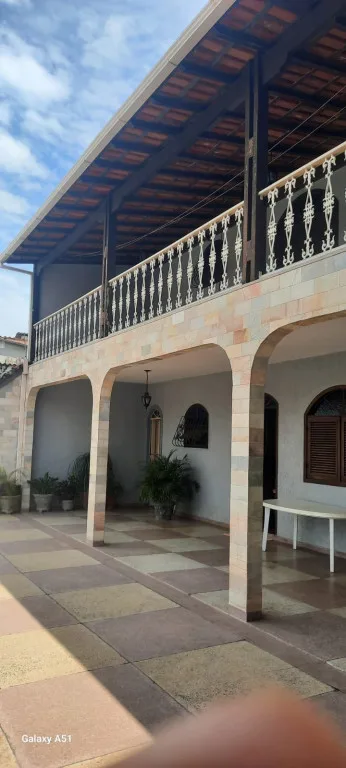 CASA NO BAIRRO EYMARD EM BELO HORIZONTE, 3 QUARTOS,1 SUITE, COPA, COZINHA , AREAVDE SERVIÇO,2 VARANDAS , 4 VAGAS DE GARAGEM, QUINTAL NA FRENTE .