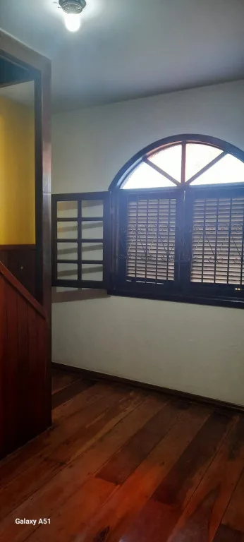 CASA NO BAIRRO EYMARD EM BELO HORIZONTE, 3 QUARTOS,1 SUITE, COPA, COZINHA , AREAVDE SERVIÇO,2 VARANDAS , 4 VAGAS DE GARAGEM, QUINTAL NA FRENTE .
